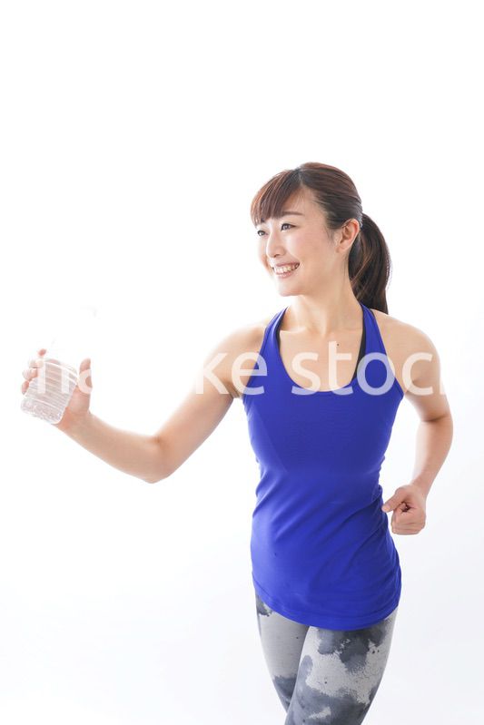 水分を摂取するスポーツウェアの女性