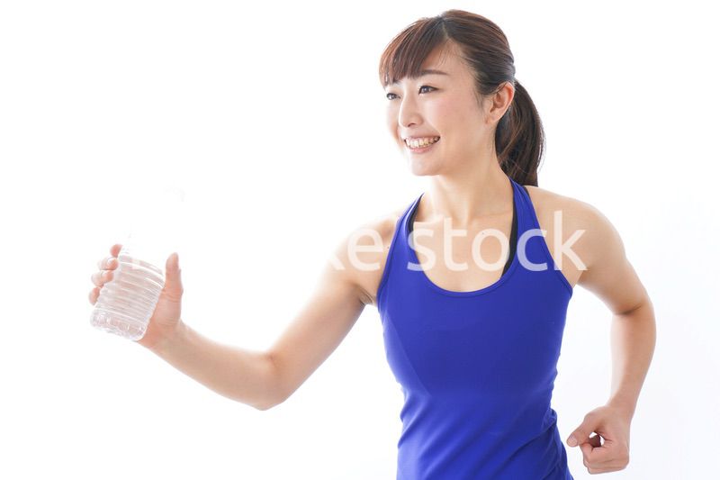 水分を摂取するスポーツウェアの女性