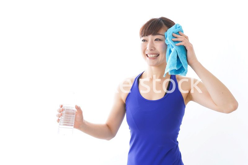 水分を摂取するスポーツウェアの女性