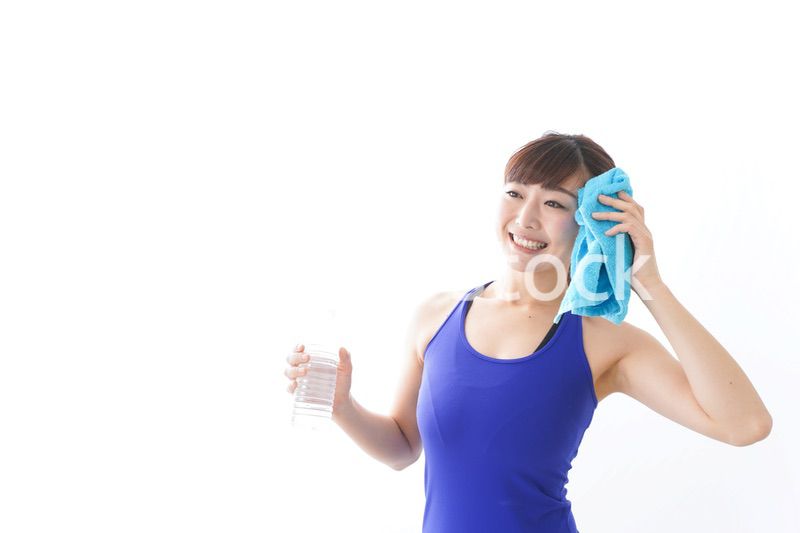 水分を摂取するスポーツウェアの女性