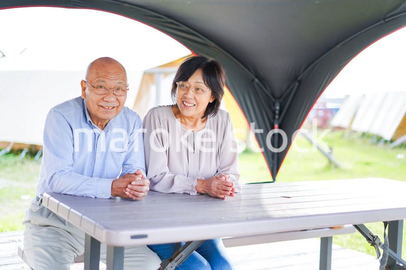 夫婦でキャンプをするアクティブシニア