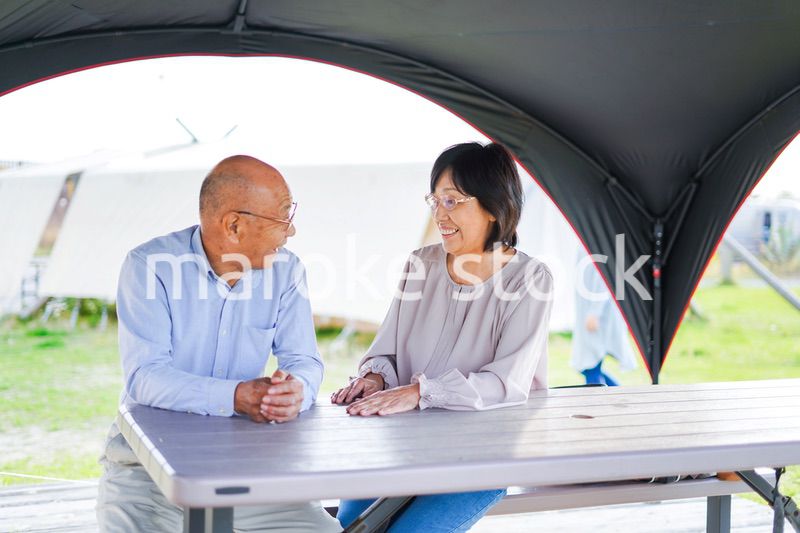 夫婦でキャンプをするアクティブシニア