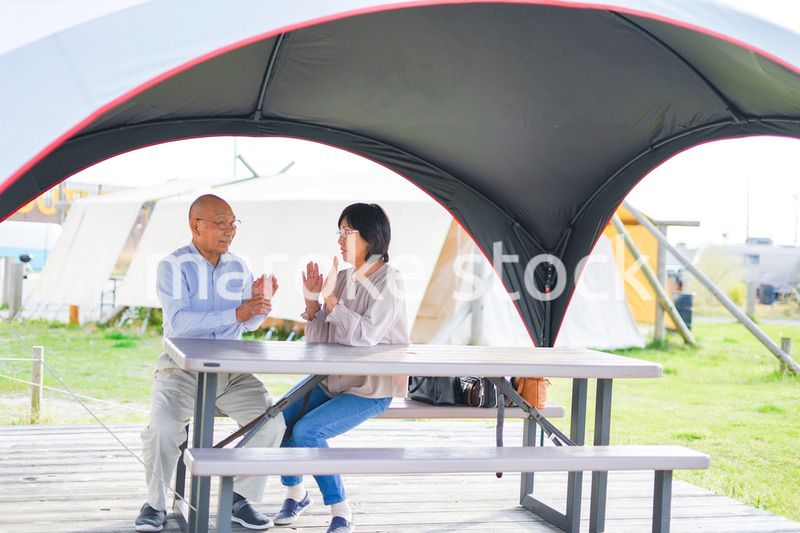 夫婦でキャンプをするアクティブシニア