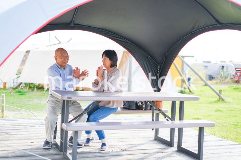 夫婦でキャンプをするアクティブシニア