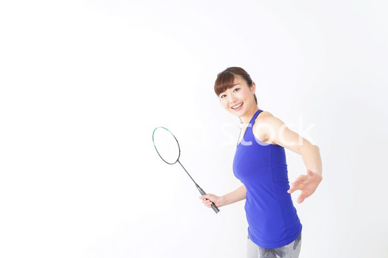 ラケットを持つ若い女性