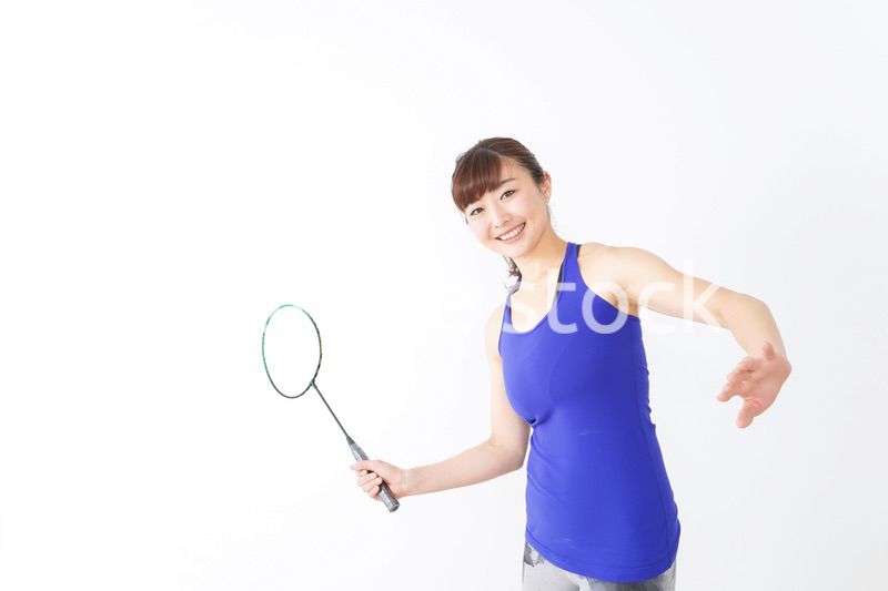 ラケットを持つ若い女性