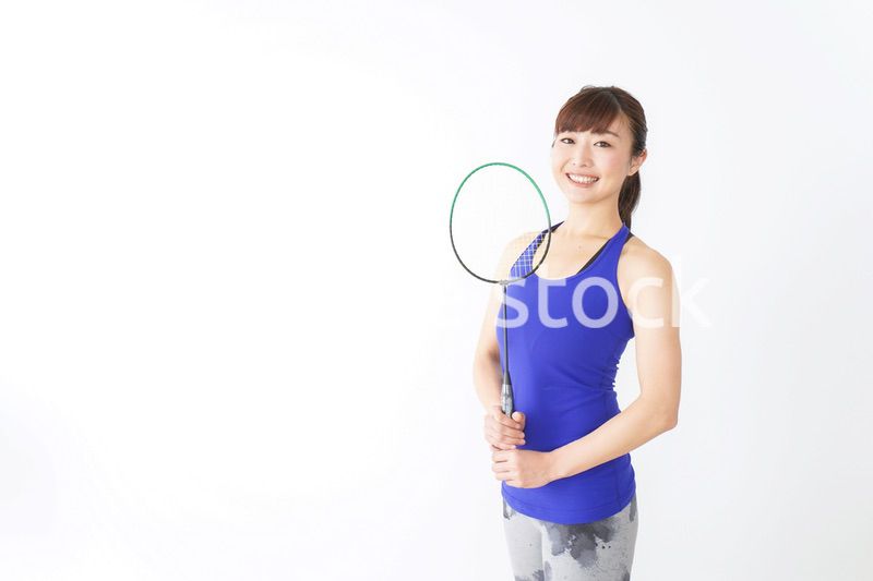 ラケットを持つ若い女性