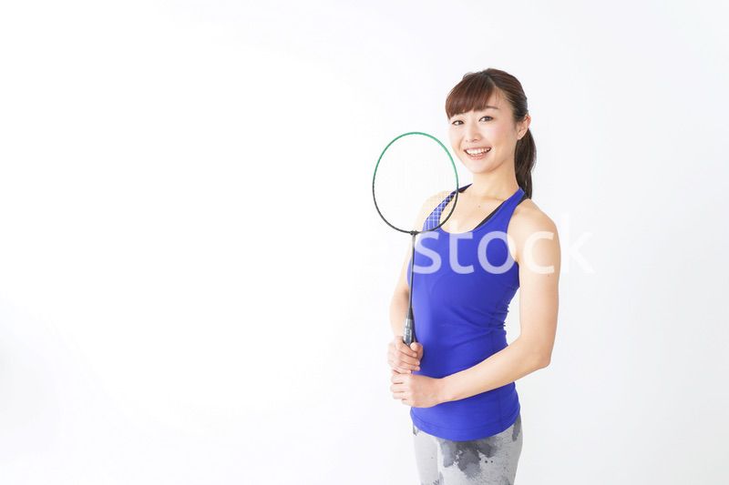 ラケットを持つ若い女性