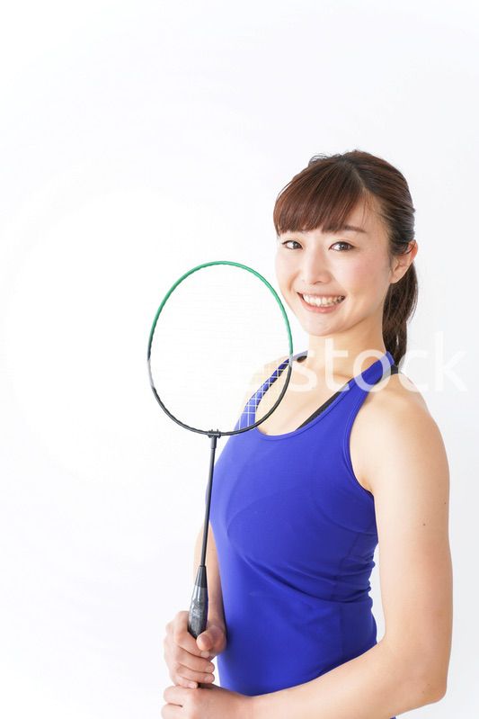 ラケットを持つ若い女性