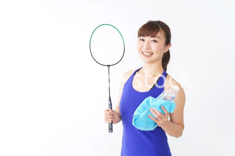 ラケットを持つ若い女性