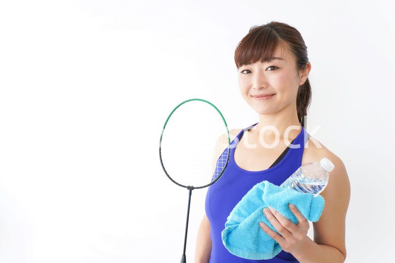 ラケットを持つ若い女性