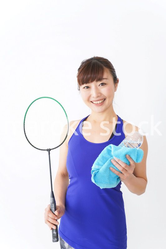 ラケットを持つ若い女性