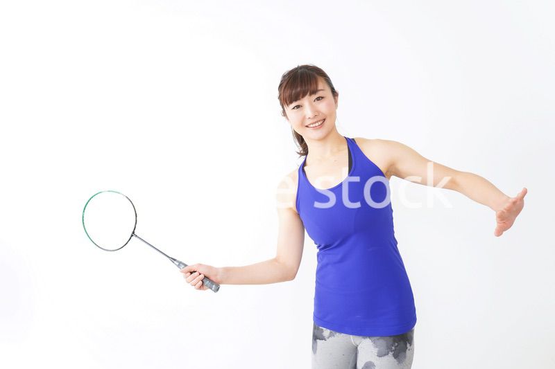 ラケットを持つ若い女性