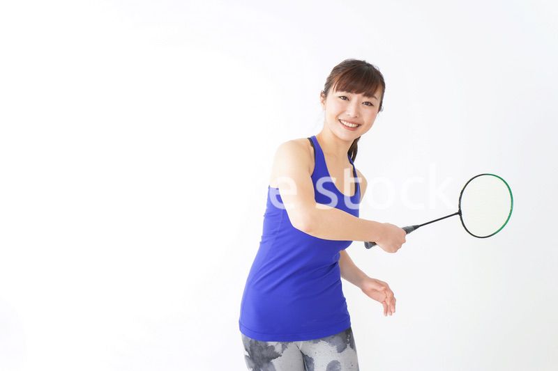 ラケットを持つ若い女性