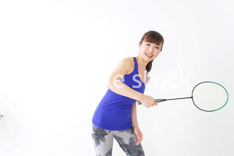 ラケットを持つ若い女性