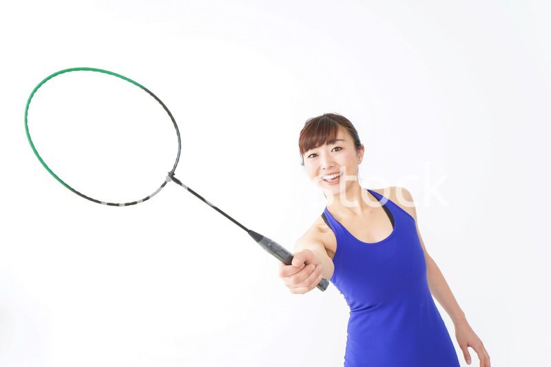 ラケットを持つ若い女性