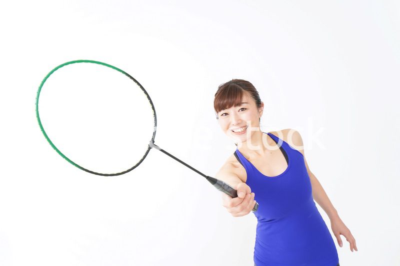 ラケットを持つ若い女性