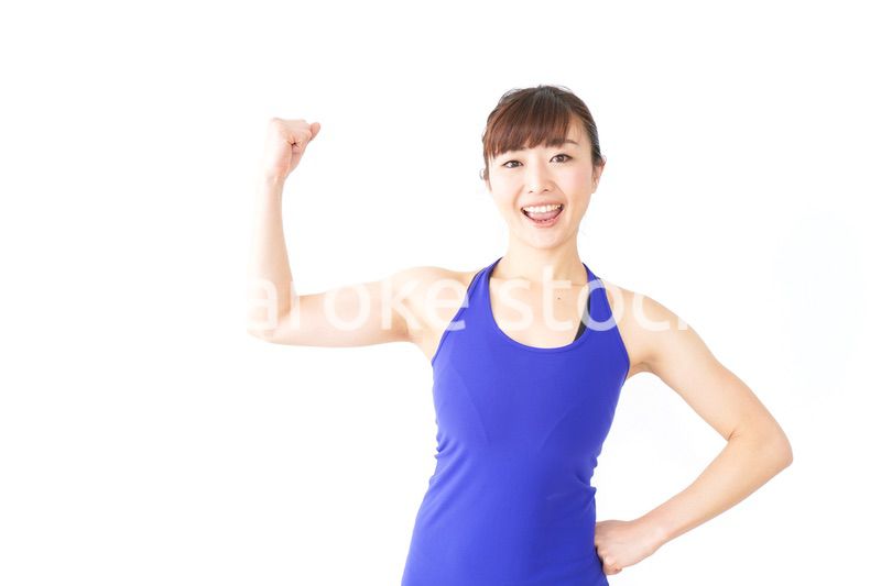 筋肉を鍛えるスポーツウェアを着た女性