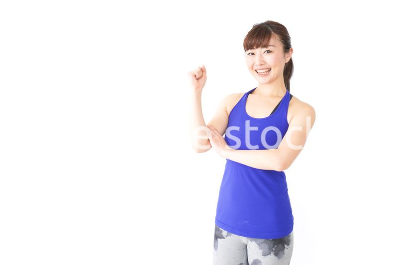 筋肉を鍛えるスポーツウェアを着た女性