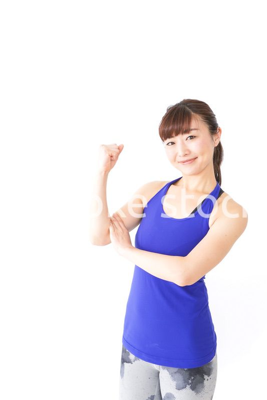 筋肉を鍛えるスポーツウェアを着た女性