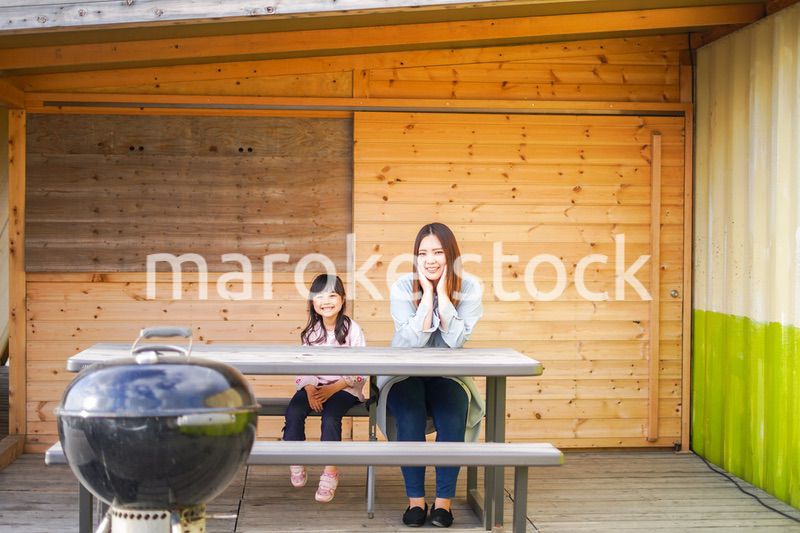 キャンプを楽しむ女の子とお母さん