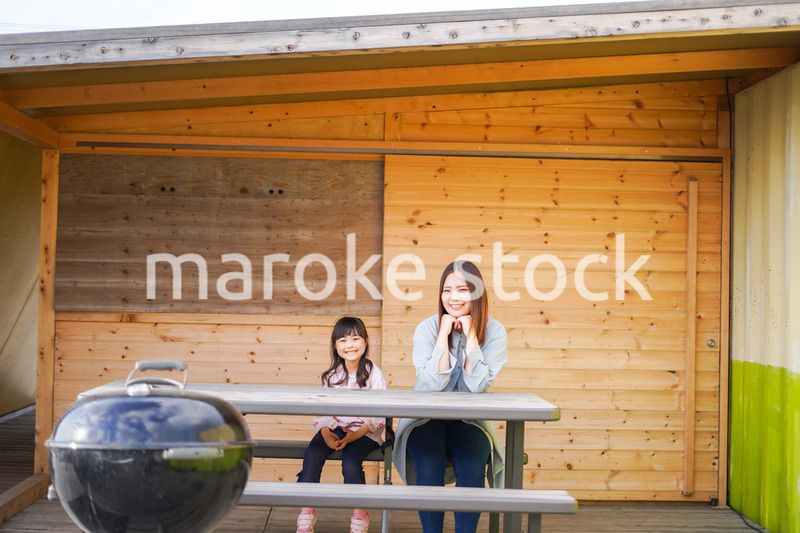 キャンプを楽しむ女の子とお母さん