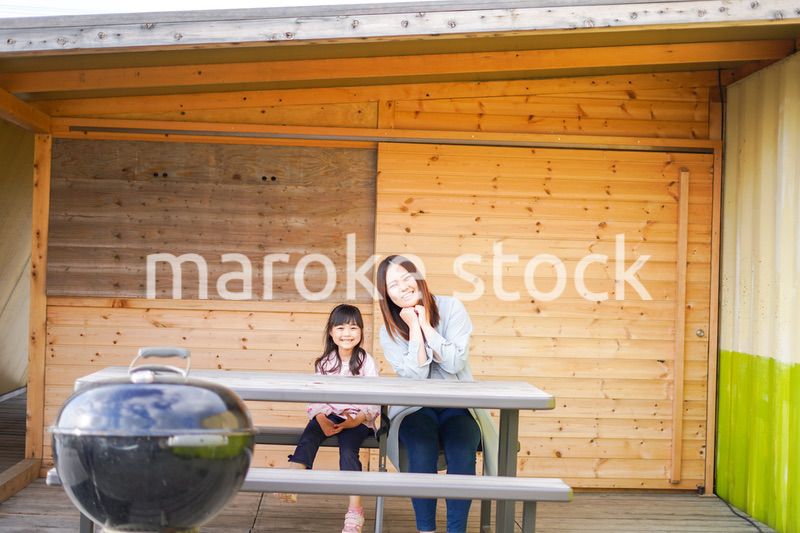 キャンプを楽しむ女の子とお母さん