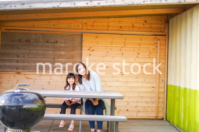 キャンプを楽しむ女の子とお母さん