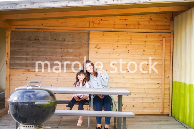 キャンプを楽しむ女の子とお母さん