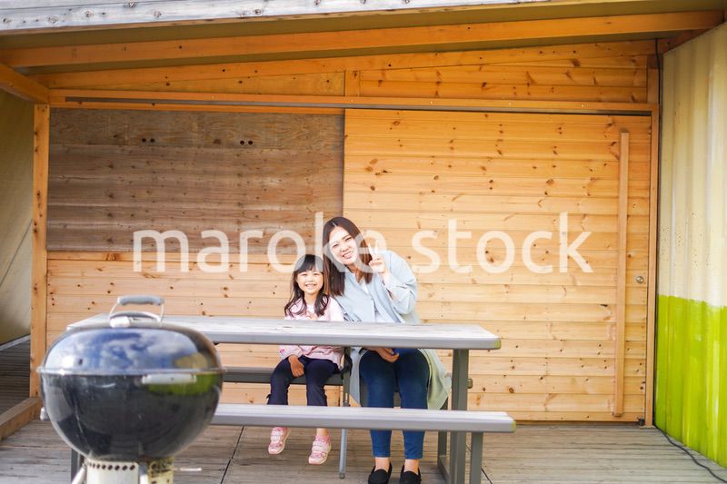 キャンプを楽しむ女の子とお母さん