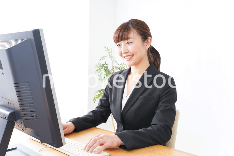 オフィスで楽しく仕事をするビジネスウーマン
