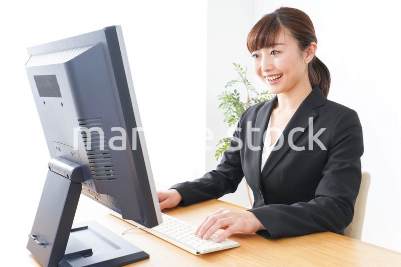 オフィスで楽しく仕事をするビジネスウーマン