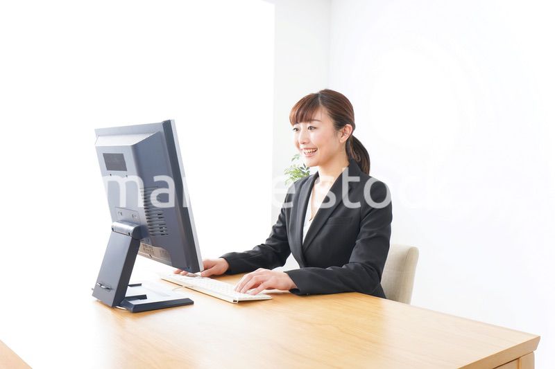 オフィスで楽しく仕事をするビジネスウーマン