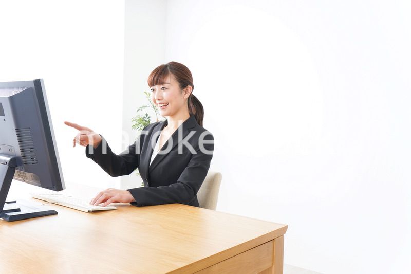 オフィスで楽しく仕事をするビジネスウーマン