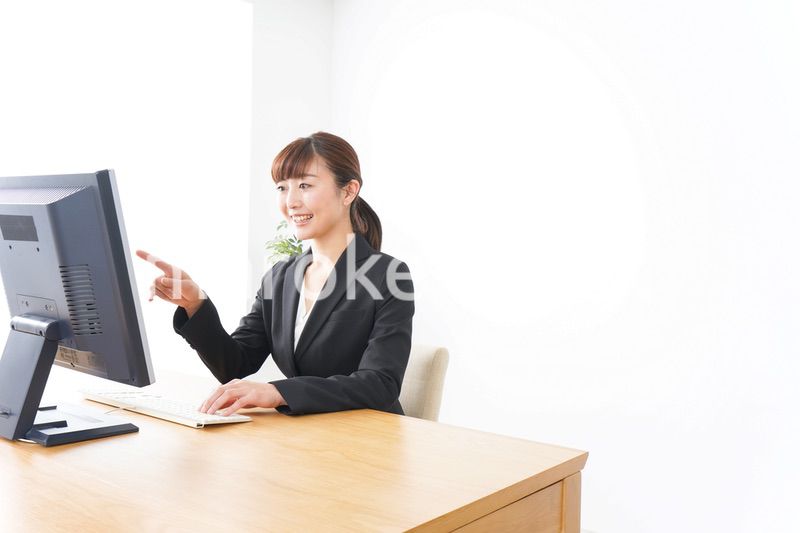 ポイントを示す若いビジネスウーマン