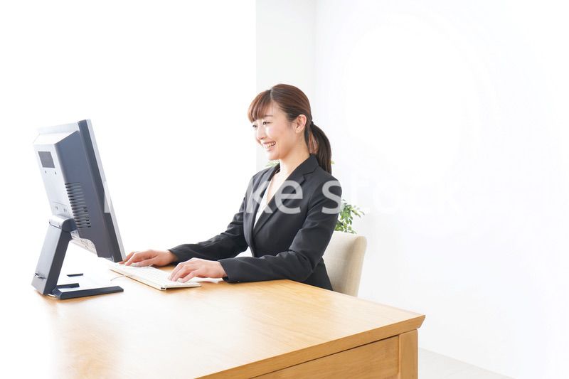 オフィスで楽しく仕事をするビジネスウーマン