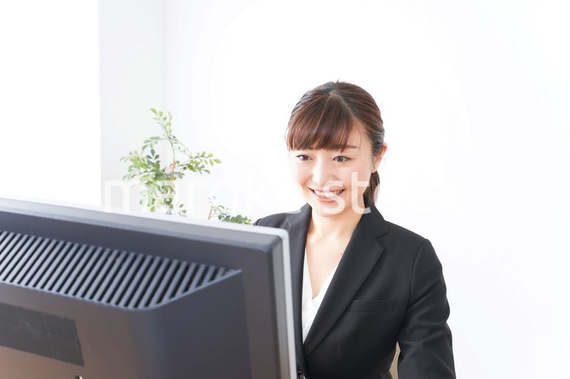 オフィスで楽しく仕事をするビジネスウーマン