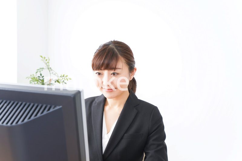 オフィスで楽しく仕事をするビジネスウーマン