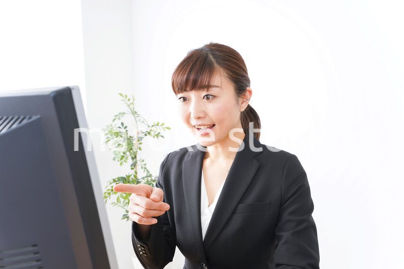 オフィスで楽しく仕事をするビジネスウーマン