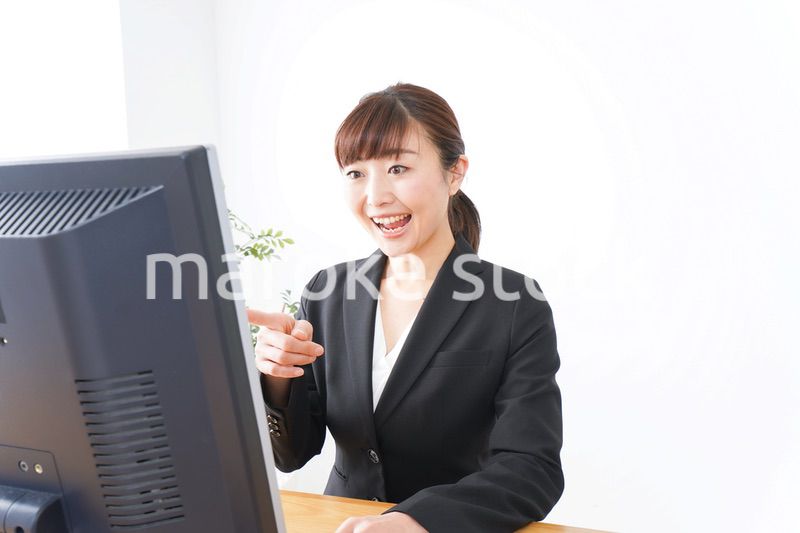 オフィスで楽しく仕事をするビジネスウーマン