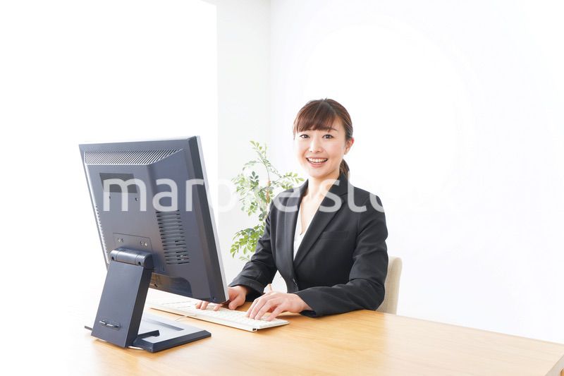 オフィスで楽しく仕事をするビジネスウーマン