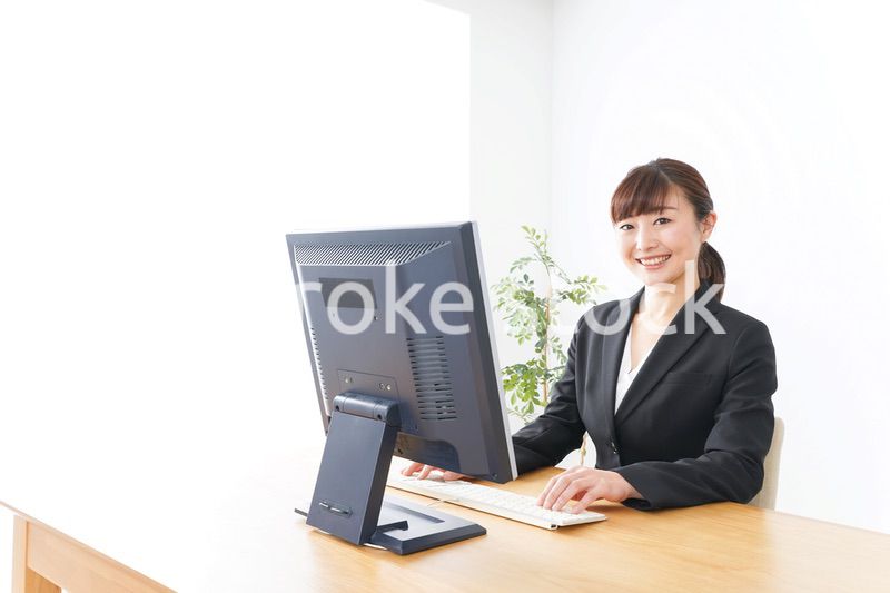 オフィスで楽しく仕事をするビジネスウーマン