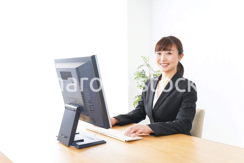 オフィスで楽しく仕事をするビジネスウーマン