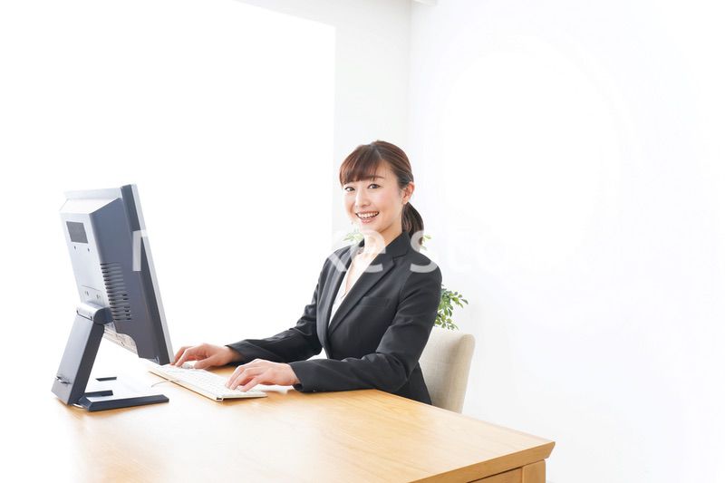 オフィスで楽しく仕事をするビジネスウーマン