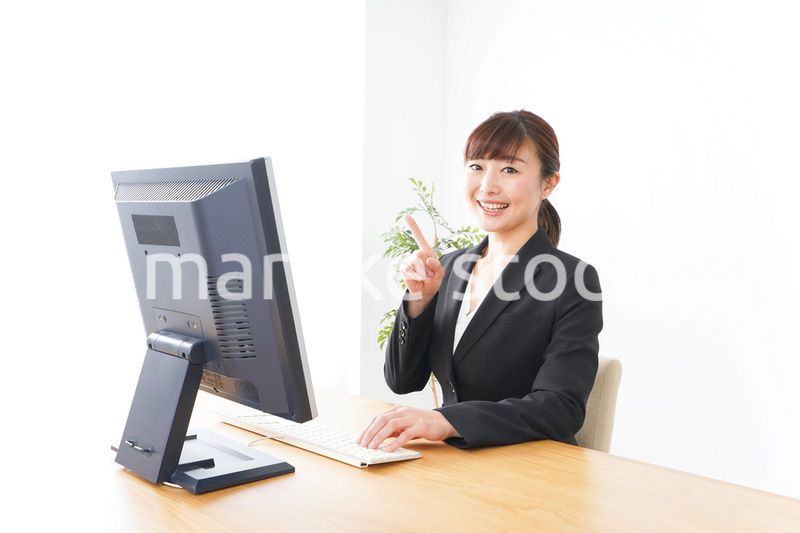 ポイントを示す若いビジネスウーマン