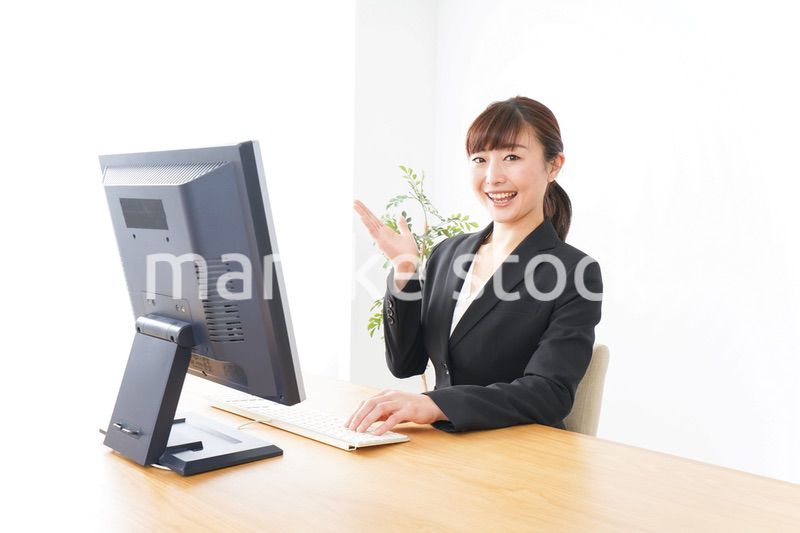 ポイントを示す若いビジネスウーマン