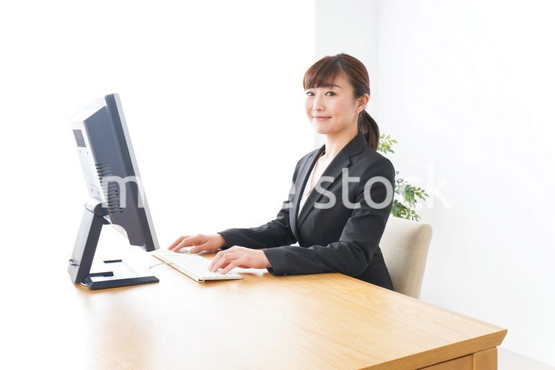 オフィスで楽しく仕事をするビジネスウーマン