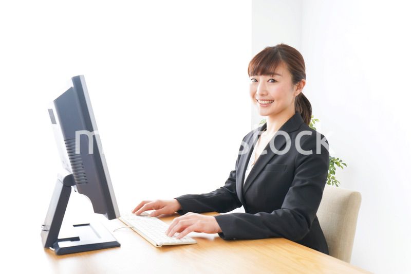 オフィスで楽しく仕事をするビジネスウーマン