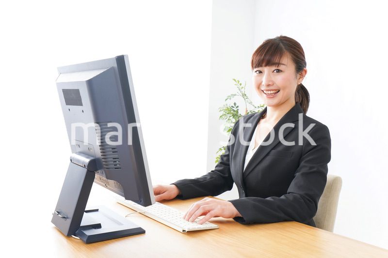 オフィスで楽しく仕事をするビジネスウーマン