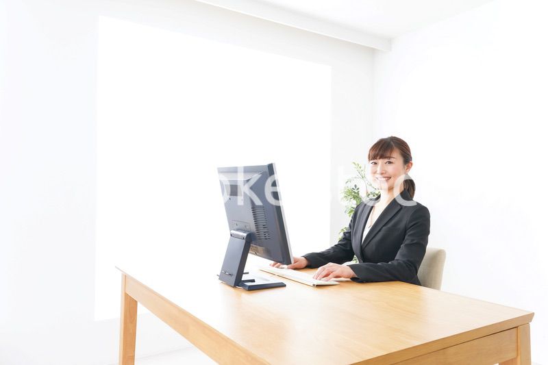 オフィスで楽しく仕事をするビジネスウーマン